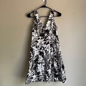 White House Black Market Dress Size:4